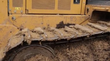 Ağır kepçe inşaat makineleri konsepti. Toprak taşıyıcı, buldozer. Büyük sarı önden doldurucu, dört tekerli buldozer. Ağır makineler, açık çukur madenciliği için üretim ekipmanları..