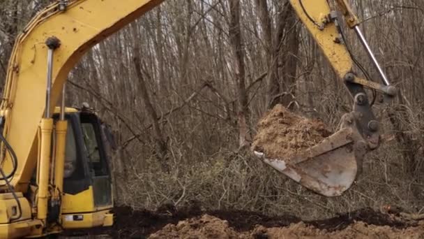 Baggerschaufel Gräbt Erde Auf Baustelle Aus Baggerschaufel Gräbt Baggermaschine Erdbewegungsgeräte — Stockvideo