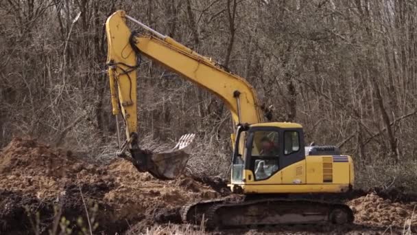 Excavadora Orugas Dragado Con Levantamiento Cubos Está Excavando Tierra Sitio — Vídeo de stock