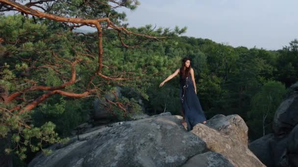 Dışarıdaki Mavi Elbiseli Kadın Portresi Çöldeki Bir Dağın Tepesinde Gök — Stok video