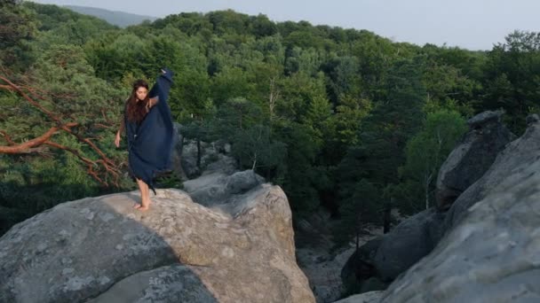 Femme Médiévale Sauvage Robe Bleue Avec Des Plumes Dans Ses — Video