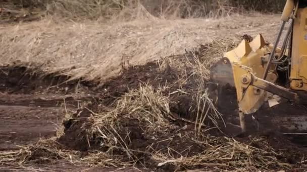 重型反铲建筑机械的概念 挖土机 推土机大型黄色前端装载机或全轮推土机 露天开采用重型机械生产设备 — 图库视频影像