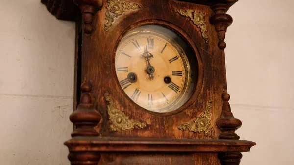 Зламаний Антикварний Механічний Настінний Годинник Який Колись Показував Годину Кімнаті — стокове фото