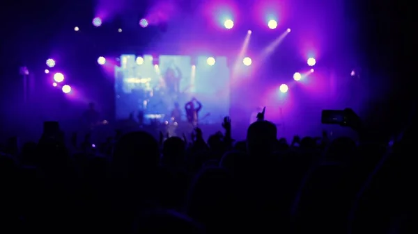 Oświetlone Światłami Scenicznymi Podniesione Ręce Widoczne Koncertowe Sylwetki Tłumu Przed — Zdjęcie stockowe