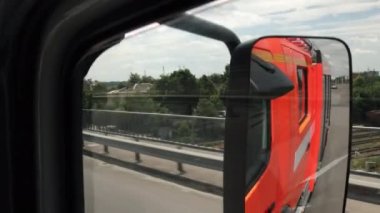 İtfaiye aracının dikiz aynasına bak. Acil servis. İtfaiye aracı ve teşhirci itfaiye aracı. İtfaiyecilerden oluşan kurtarma ekibi kaza yaptı..