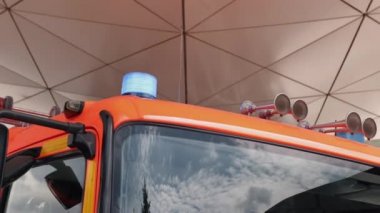 İtfaiye aracı ve teşhirci itfaiye aracı. 911. İtfaiyenin mavi ışığı. Yakın plan. Araç ışıkları sireni. Hayat kurtarma kavramı