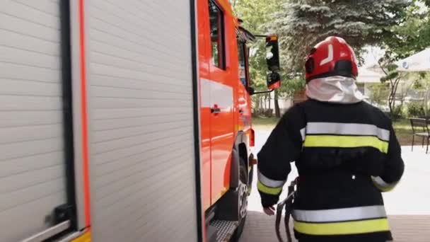 Brave Firefighter Protective Gear Equipped All Necessary Equipment Deal Fire — Video Stock