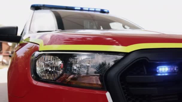 Спалах Поліцейського Світлового Бару Блимає Надворі Коли Поліцейський Автомобіль Готується — стокове відео