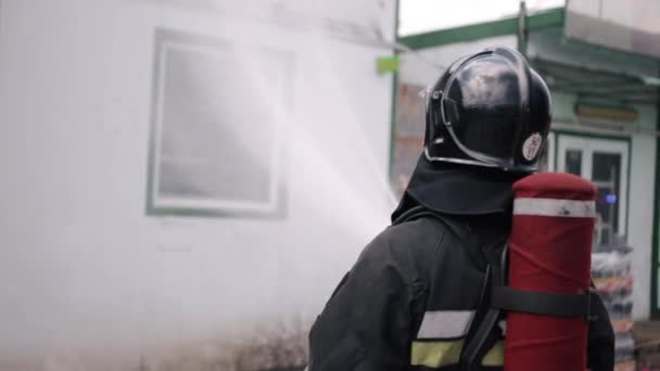 Firefighters Who Fighting Fires Well Fire Truck Background Water Pressure — Vídeos de Stock