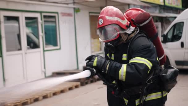 Кілька Пожежників Борються Вогнем Задньому Плані Пожежна Машина Вода Розбризкується — стокове відео