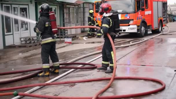 Brandweer Bestrijdt Branden Staat Een Brandweerwagen Achtergrond Komt Waterdruk Uit — Stockvideo