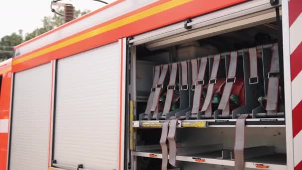 Feuerwehrauto Offene Seite Des Transporters Feuerwehrschläuche Löschschläuche Und Feuerlöschgeräte — Stockvideo