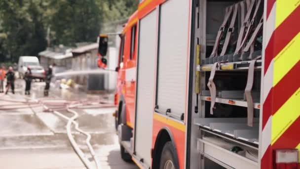 Brandweerwagen Voorgrond Beweging Komt Waterdruk Uit Slang Als Brandweerlieden Branden — Stockvideo