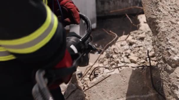 Ένας Άνδρας Στολή Σώζει Ένα Θύμα Σεισμού Χρησιμοποιεί Υδραυλικό Κοπτικό — Αρχείο Βίντεο
