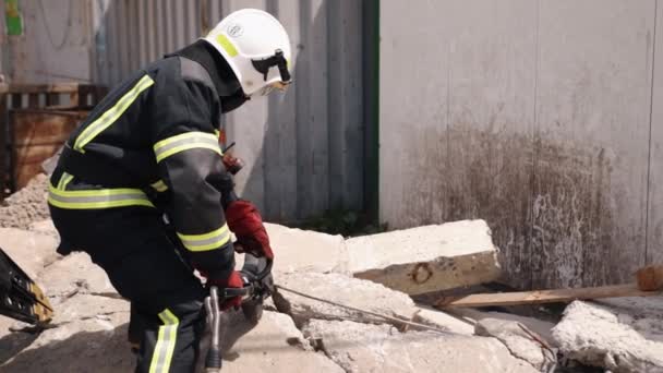 Man Uniform Who Rescues Earthquake Victim Uses Power Hydraulic Cutting — Wideo stockowe