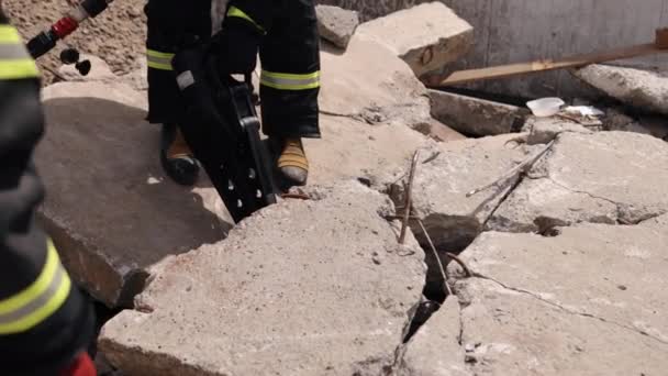 Άντρας Στολή Διάσωσης Θύμα Σεισμού Υδραυλικό Κοπτικό Εργαλείο Και Υδραυλικούς — Αρχείο Βίντεο