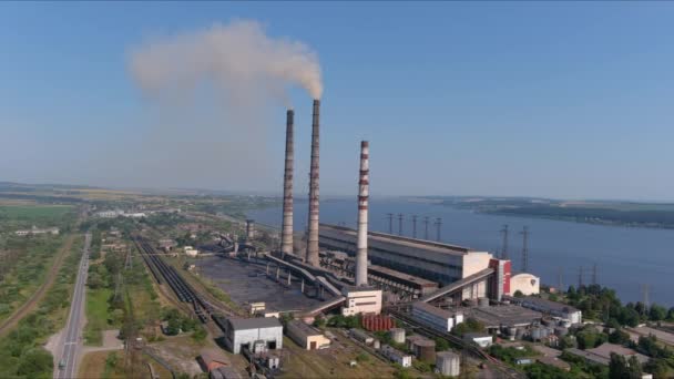 火力発電所 高パイプ3冷却塔と大規模なチップ 作業台のパイプから煙が出る 環境汚染 有害物質を含む煙は大気中に放出されます — ストック動画