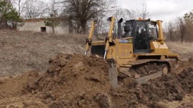 Ağır kepçe inşaat makineleri konsepti. Toprak taşıyıcı, buldozer. Büyük sarı önden doldurucu, dört tekerli buldozer. Ağır makineler, açık çukur madenciliği için üretim ekipmanları..