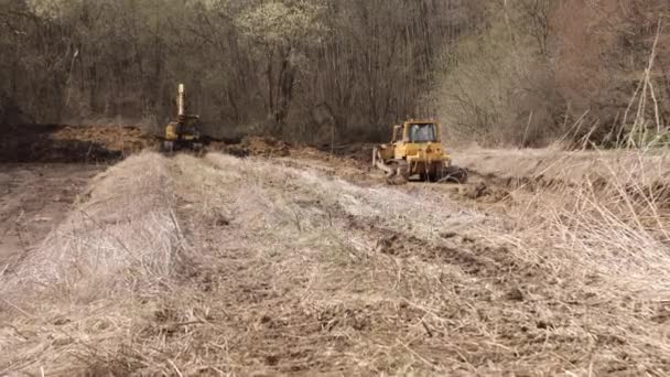 Powerful Yellow Earthmover Crumbles Sand Erection Site Bulldozer Paving Road — Stock Video