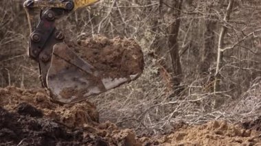 İnşaat malzemeleri. Katlanmış bumbalı ağır sarı kazıcı. İnşaat şirketi için kazıcı ağır makineler. Kazı makinesi. Toprak taşıma ekipmanı. Kazı aracı. Ereksiyon işi
