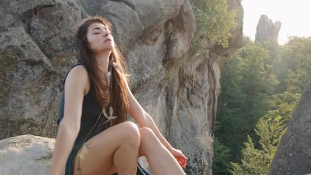 Her Holidays Young Woman Dressed Blue Silk Dress Sits Rocky — Video