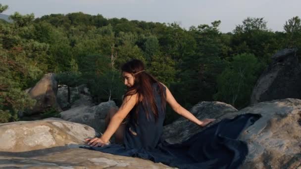 Vestido Seda Azul Uma Jovem Mulher Sentou Terreno Rochoso Relaxando — Vídeo de Stock