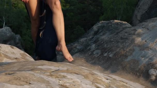 Dağlardaki Kayalık Arazide Çıplak Ayakla Yürüyen Çıplak Ayaklı Bir Kadın — Stok video