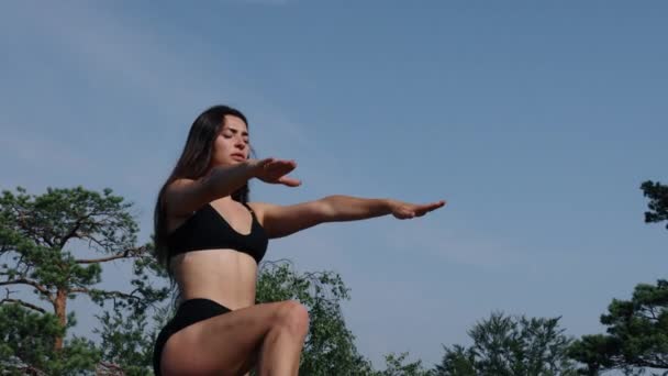 Hübsche Frau Kniet Auf Matte Hebt Becken Und Körper Konzept — Stockvideo