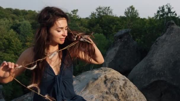 Górze Siedzi Kobieta Podziwiając Piękno Natury Patrząc Słońce Głaszcząc Włosy — Wideo stockowe
