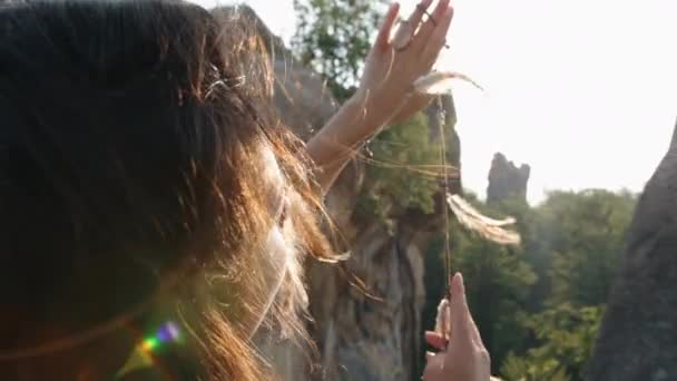 Krása Přírody Uchvacuje Ženu Dívá Sluneční Světlo Skrze Prsty Své — Stock video