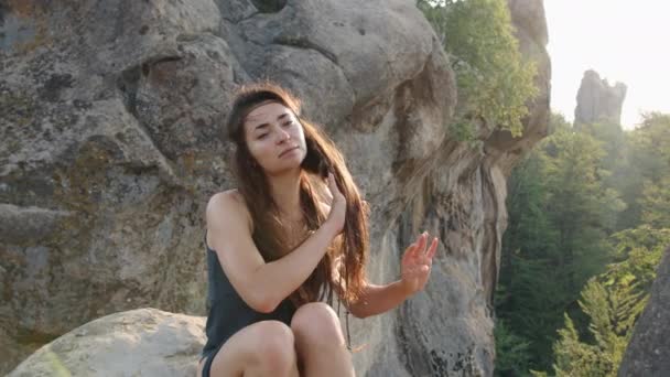 Jeune Femme Détendre Extérieur Dans Une Robe Soie Bleue Assise — Video