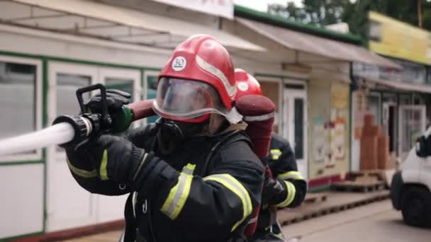 Bombero Luchando Camión Bomberos Fondo Presión Del Agua Una Manguera — Vídeo de stock