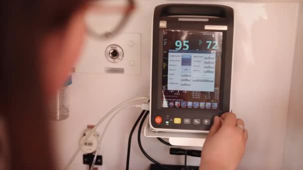 Monitor Cardiográfico Aparelho Para Medir Frequência Cardíaca Frequência Respiratória Temperatura — Vídeo de Stock