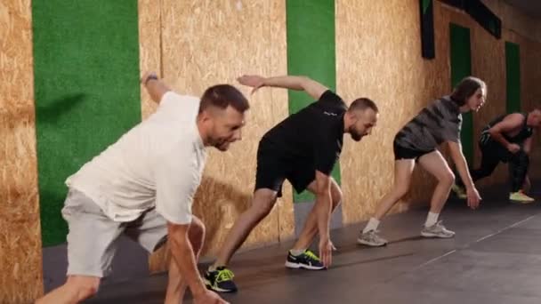 Homens Fitness Bastante Ativos Roupas Esportivas Fazendo Exercícios Para Saltar — Vídeo de Stock