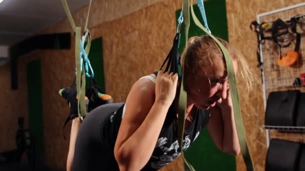 열심히 일했지 선수인 여성의 측면을 운동화에 체격에 체육관에서 체육관에서 끈으로 — 비디오