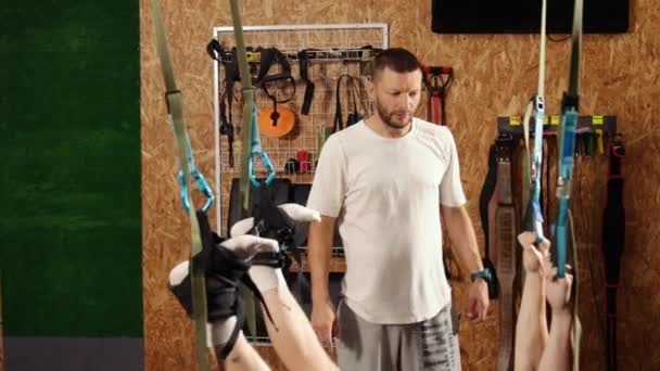 Trener Pokazuje Jak Się Zatrzymywać Mężczyźni Trening Ramiona Trx Paski — Wideo stockowe