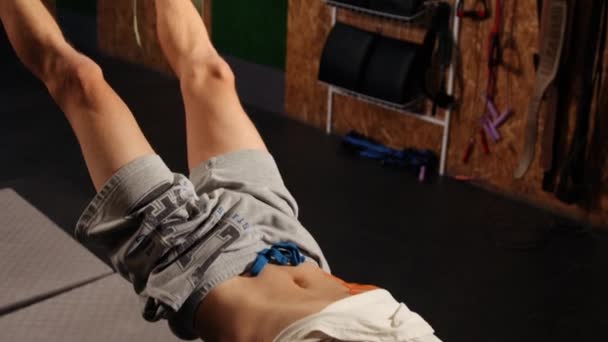 Fit Όμορφο Νεαρό Άνδρα Που Κάνει Fly Yoga Stretching Ασκήσεις — Αρχείο Βίντεο