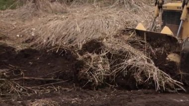 Ağır kepçe inşaat makineleri konsepti. Toprak taşıyıcı, buldozer. Büyük sarı önden doldurucu ya da dört tekerli buldozer. Açık çukur madenciliği için ağır makine imalat ekipmanları.