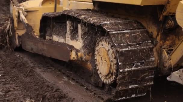 建設機械機器 土の建物のブルドーザー 地ならし機技術 産業勃起の概念 建設現場で泥の上で作業ブルドーザー 閉じろ — ストック動画