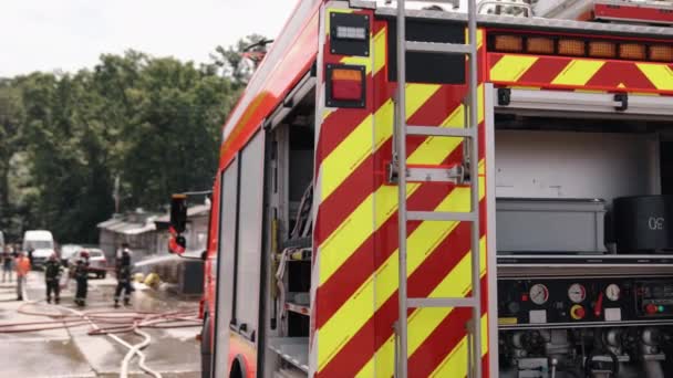 Firefighters Fight Fire Foreground Fire Truck Water Pressure Coming Hose — ストック動画