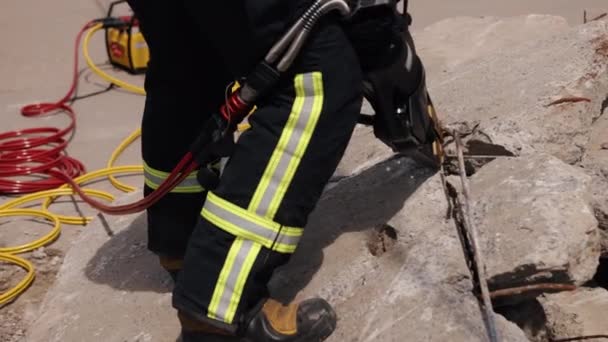 Man Dressed Uniform Rescues Earthquake Victim Uses Hydraulic Power Tool — Vídeo de Stock