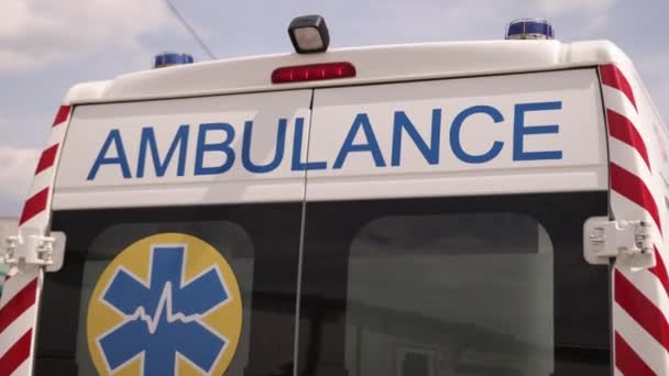 White Ambulance Van Wide City Street Warning Lights Sirens Metropolis — Stock Video