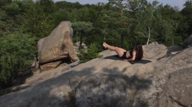 Güzel bir kadın vücudu paspasa gerer, kalkar ve uzanır. Spor, sağlık ve sağlık kavramı. Genç, gülümseyen bir bayan spor yapıyor, zinde bir kadın..