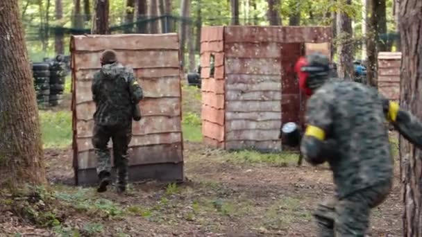 Ένας Νεαρός Παίζει Paintball Τους Φίλους Του Φορώντας Καμουφλάζ Και — Αρχείο Βίντεο