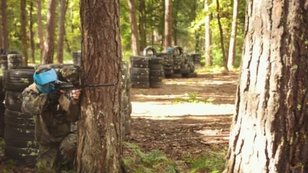 Young Man Wearing Camouflage Protective Mask Plays Paintball Battles His — Stockvideo