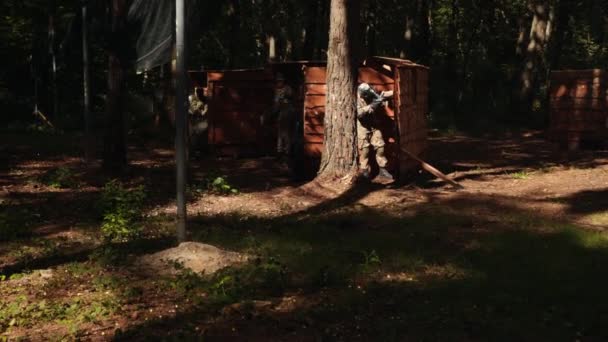 Taking Part Paintball Battle His Friends Wearing Camouflage Protective Masks — Vídeo de stock