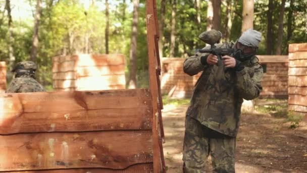 Men Wears Camouflage Mask Camouflage Clothes Plays Paintball Friends Leisure — Vídeo de stock