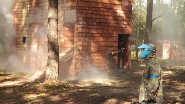 Young Man Playing Game Paintball His Friends Wearing Camouflage Protective — Vídeo de stock