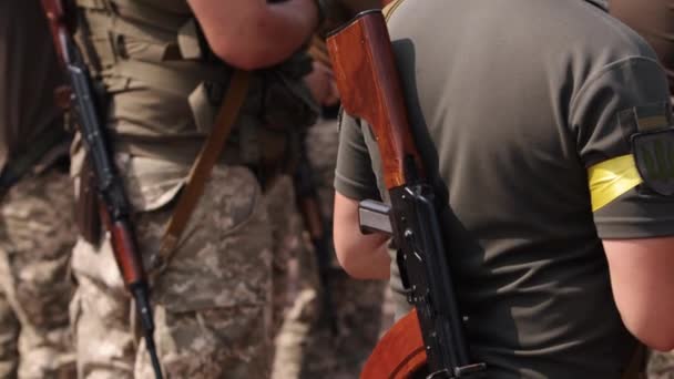 Close Ukrainian Soldiers Standing Checkpoint Kalashnikov Assault Rifles Backs Dressed — Stock videók