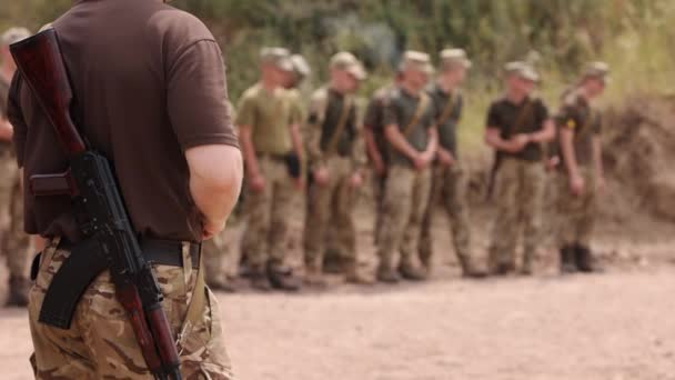 Thousands Soldiers Stand Checkpoint Wearing Uniforms Backs Carrying Kalashnikov Assault — Vídeo de stock